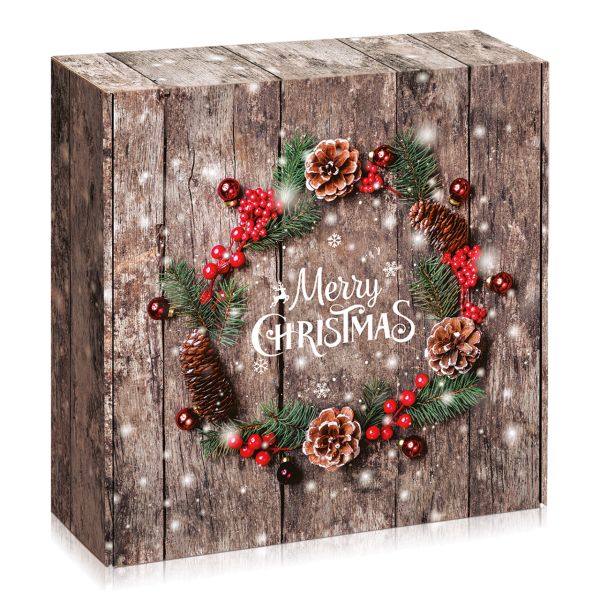 Weihnachtliche Geschenkbox mit Weihnachtskranz auf Holzdesign.